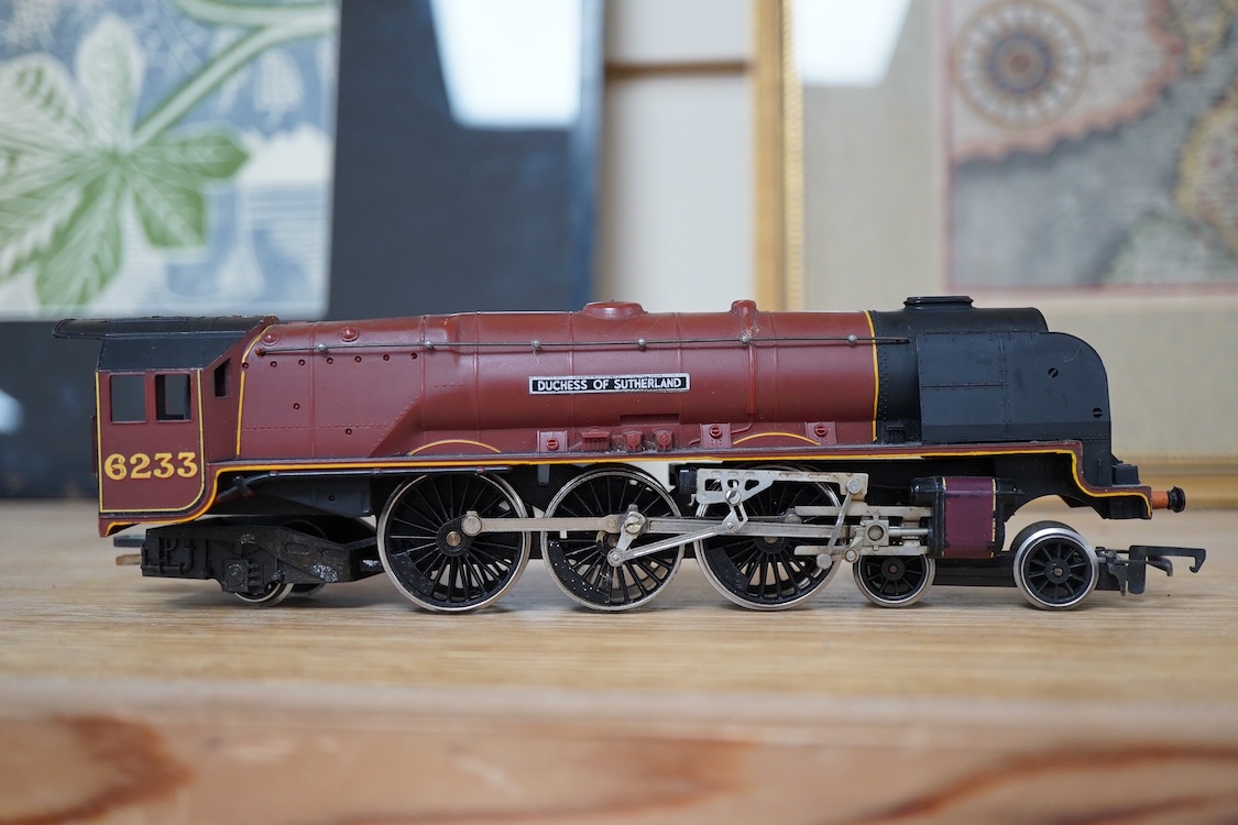 A quantity of 00 gauge model railway by Hornby, Tri-ang, etc. including nineteen locomotives in BR, GWR, LMS, etc. liveries, together with a boxed electrically operated turntable (R070), a terraced house (R8621) and a ga